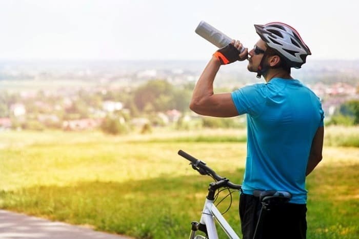 نوشیدن آب به هنگام دوچرخه‌سواری
